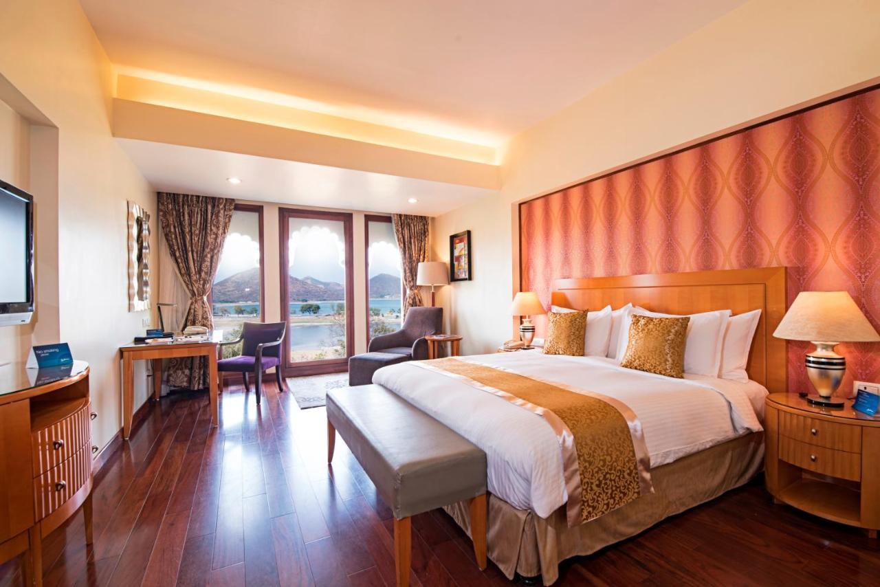 Radisson Blu Udaipur Palace Resort & Spa Екстериор снимка
